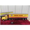 Image 2 : 2 First Gear 1/34 Scale Semi Truck and Trailer Union Pacific Illinois California Express