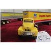 Image 5 : 2 First Gear 1/34 Scale Semi Truck and Trailer Union Pacific Illinois California Express