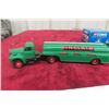 Image 2 : Corgi Classics Mack B Series Semi Skirted Tanker, 1/50 Scale, Die-Cast, with Box