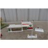 Image 10 : Keystone Garage 1940s With Tin Litho and Matchbox B.P. Service Station 1960 Plastic