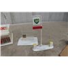 Image 11 : Keystone Garage 1940s With Tin Litho and Matchbox B.P. Service Station 1960 Plastic