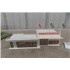 Image 12 : Keystone Garage 1940s With Tin Litho and Matchbox B.P. Service Station 1960 Plastic
