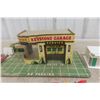 Image 3 : Keystone Garage 1940s With Tin Litho and Matchbox B.P. Service Station 1960 Plastic