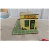 Image 6 : Keystone Garage 1940s With Tin Litho and Matchbox B.P. Service Station 1960 Plastic