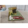 Image 8 : Keystone Garage 1940s With Tin Litho and Matchbox B.P. Service Station 1960 Plastic