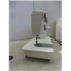 Image 10 : Singer Sewing Machine, Model 3145