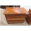 Image 2 : 2 Night Stands, 22" x 28 1/2" x 17" Pallister