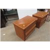 Image 3 : 2 Night Stands, 22" x 28 1/2" x 17" Pallister