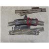 Image 4 : HO Scale Model Train Set: 20ft Track, Transformer, 1 Engine, and 3 Cars