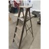 Image 3 : Antique 5-Foot Wood Ladder