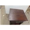 Image 4 : End Table/Night Table, 26 1/2" x 17 1/2" x 20"