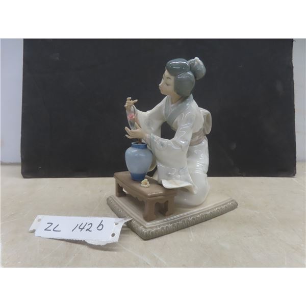 Rare Vintage Lladro Geisha Figurine: Woman Arranging Flowers (Pointer Finger Broken on Left Hand)