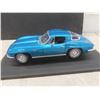 Image 8 : Maisto 1965 Special Edition Chevy Corvette 1/18 Sky Blue with Stand