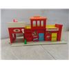 Image 2 : Fisher Price Family Village & International Wildlife Encyclopedia