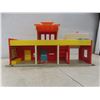 Image 3 : Fisher Price Family Village & International Wildlife Encyclopedia