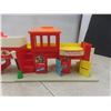 Image 7 : Fisher Price Family Village & International Wildlife Encyclopedia