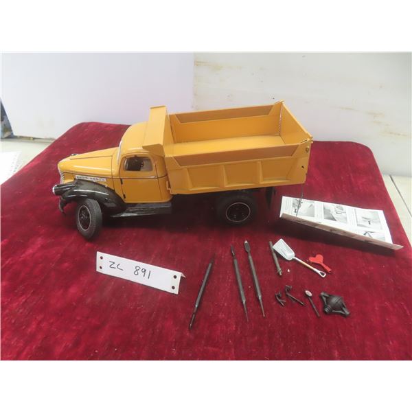 Ertl 1946 Chevy Dump Truck – 1/16 Scale, Needs TLC, Front Wheel Broken Off