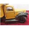 Image 6 : Ertl 1946 Chevy Dump Truck – 1/16 Scale, Needs TLC, Front Wheel Broken Off