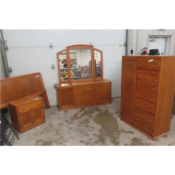 4-Piece Oak Bedroom Set – Dresser 29" x 66" x 18" and Tri Mirror 45" x 51" +