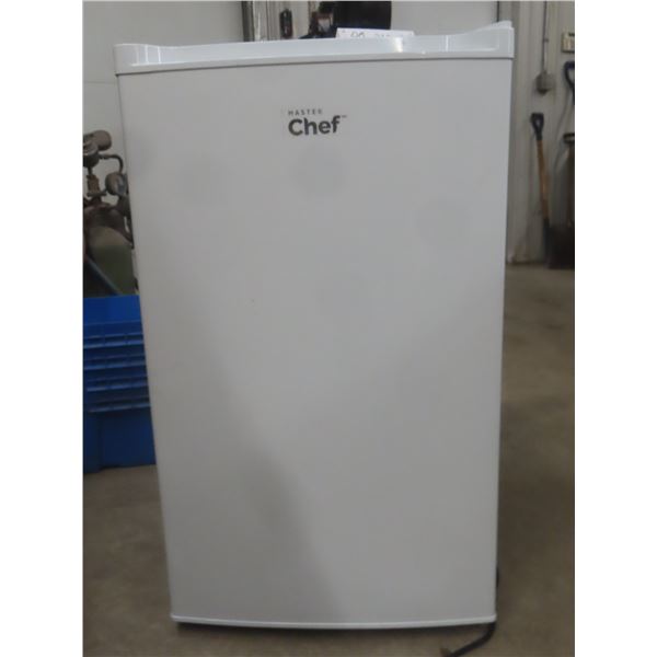 Master Chef Freezer — Model 043-2352-8 — 33½×19½×21