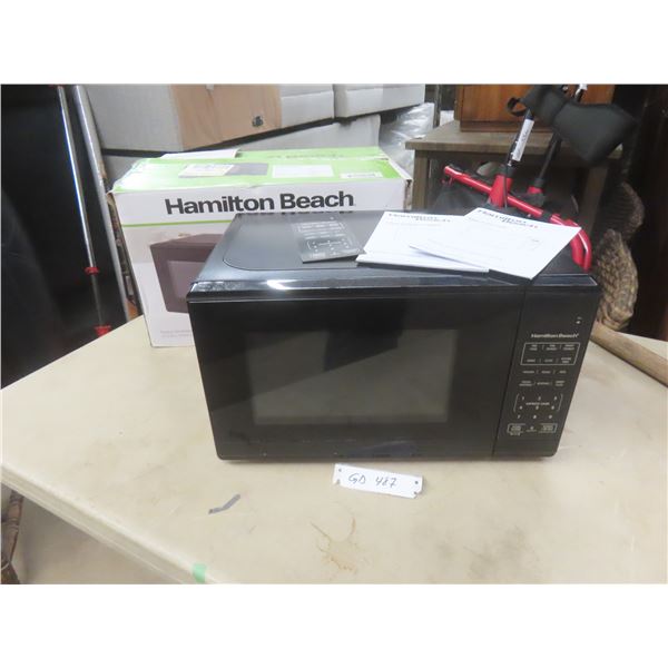 Hamilton Beach Microwave — 700 Watts — Appears New