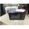 Image 1 : Hamilton Beach Microwave — 700 Watts — Appears New