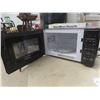 Image 4 : Hamilton Beach Microwave — 700 Watts — Appears New