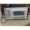 Image 7 : Hamilton Beach Microwave — 700 Watts — Appears New