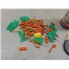 Image 10 : Vintage Tin Circus-Themed Marble Games and Tinker Toy in Original Packaging