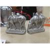 Image 5 : 2 Vintage Juicers — Juice-King and Juice-O-Matic — Tin Flour Dispenser and Pewter Horse Bookends