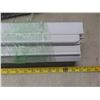 Image 5 : 3 Wood Blinds with Hardware and Drapery Rod