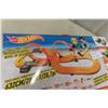 Image 2 : Hot Wheels Challenge Lined Slot Car Race Track
