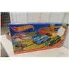 Image 5 : Hot Wheels Challenge Lined Slot Car Race Track