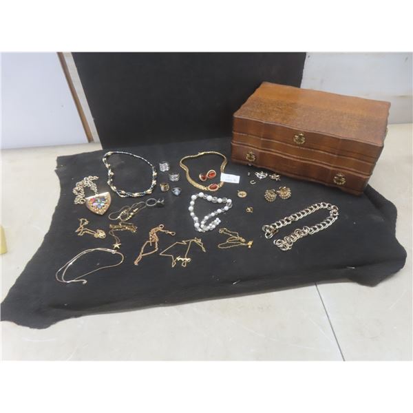 Fashion Jewelry: Necklaces, Earrings, Beads, Rings and Wooden Jewelry Box