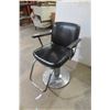 Image 1 : Barber Chair – Swivel, Adjustable Height, Retro Style, Good Condition