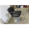 Image 3 : Barber Chair – Swivel, Adjustable Height, Retro Style, Good Condition