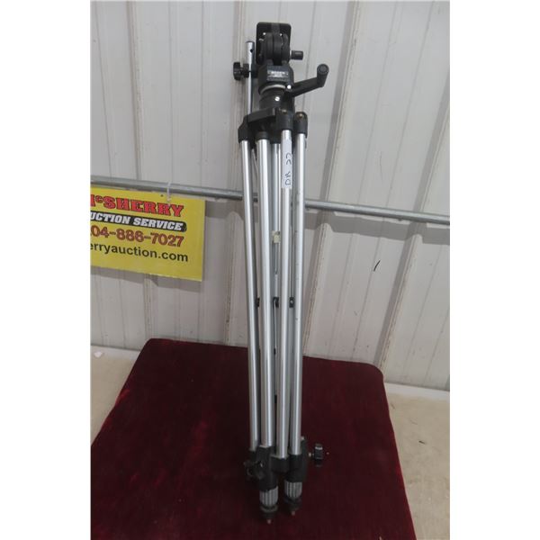 Bogen Professional Tripod Model 3040 – Extends to 5 Ft High