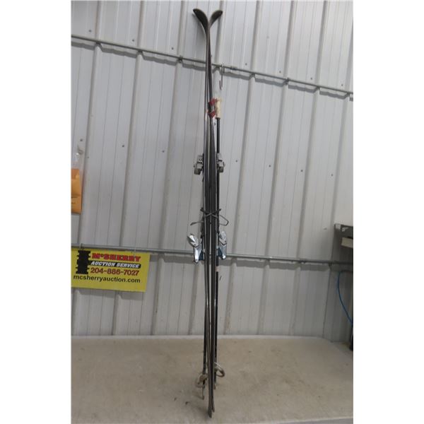 Head Vector Set of Quality Skiis
