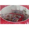 Image 2 : New Christmas-Themed Queen-Sized Quilt & Shams (86" x 92")