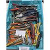 Image 1 : TRAY OF CHISELS, PLYERS, CUTTERS AND KNIVES