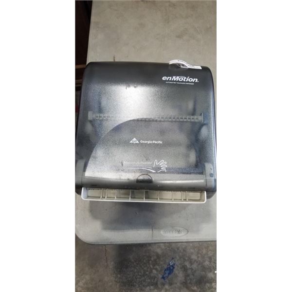 PAPERTOWEL DISPENSER