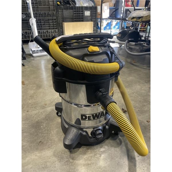 DEWALT 10 GALLON STAINLESS SHOP VAC WORKING