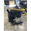 Image 2 : DEWALT 10 GALLON STAINLESS SHOP VAC WORKING