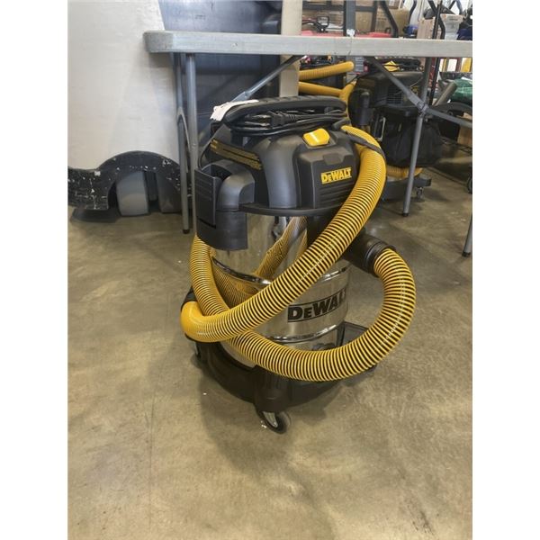 DEWALT 8 GALLON STAINLESS SHOP VAC WORKING