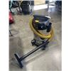 Image 2 : DEWALT 8 GALLON STAINLESS SHOP VAC WORKING