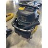 Image 3 : 2 DEWALT SHOP VACUUMS FOR PARTS OR REPAIR
