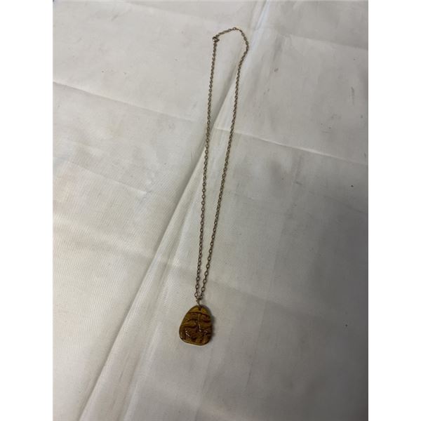 VINTAGE GENUINE TIGERS EYE STONE PENDANT HAND CARVED W/ GOLD TONE LINK CHAIN NECKLACE