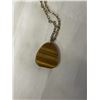 Image 3 : VINTAGE GENUINE TIGERS EYE STONE PENDANT HAND CARVED W/ GOLD TONE LINK CHAIN NECKLACE