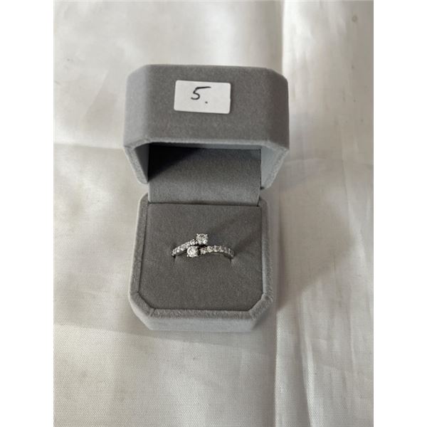 HAND HAMMERED STERLING SILVER W/ CZ STONES RING MARKED STER SIZE 7.5