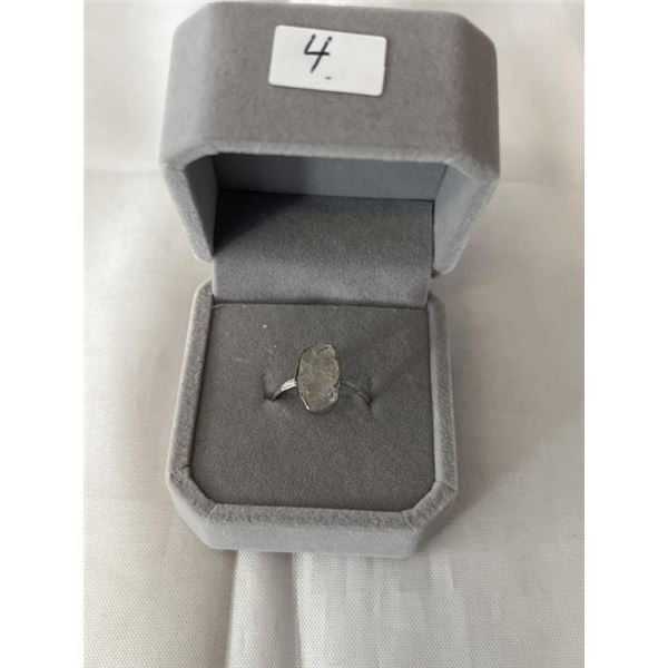 HAND CRAFTED STERLING SILVER RING SET W/ GENUINE ROCK CRYSTAL STONE, MARKED 925 SIZE 7